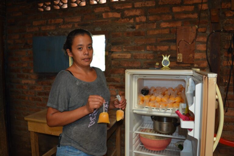 Electrifican 24 viviendas en la comunidad “Villa Julián Roque”