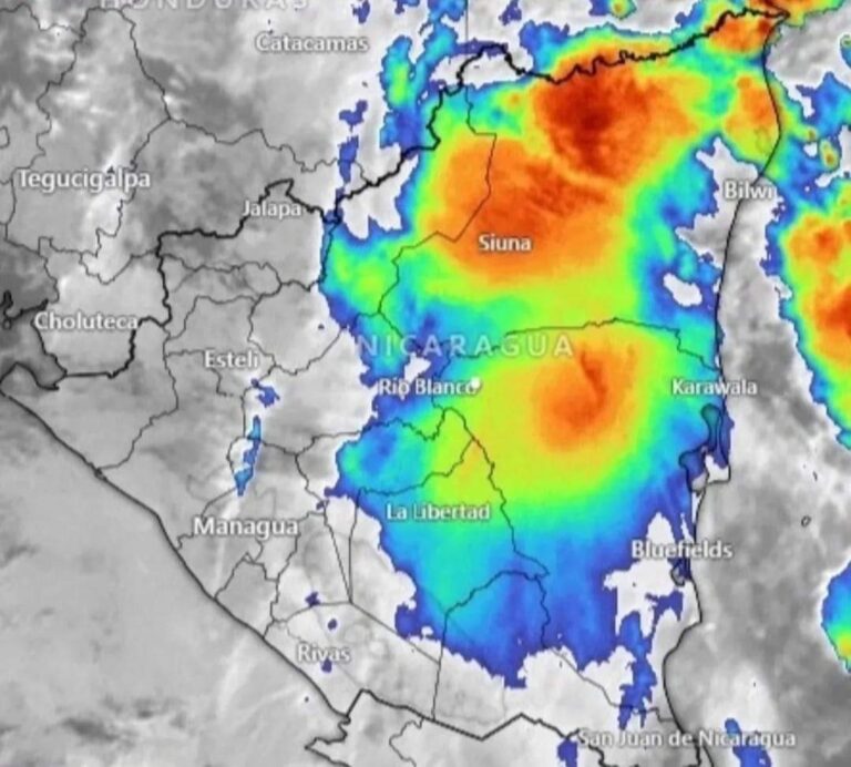 Centro de bajas presiones y onda tropical número 18 se mueve a través del país