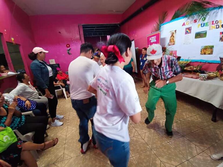 Realizan bailongo matancero en la Casa Club del Adulto Mayor