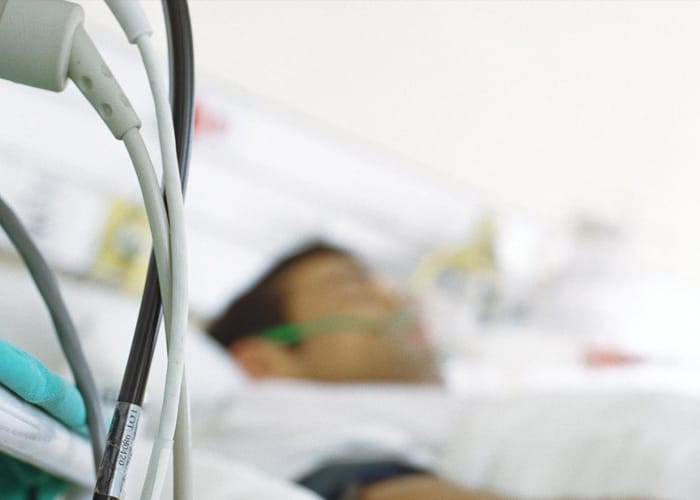 Mujer pide a médicos que desconecten a su esposo que está en coma