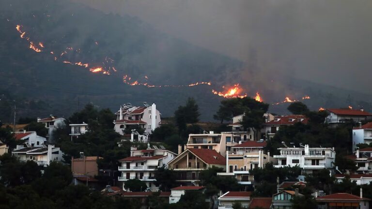 Miles de evacuados al registrarse incendio forestal en Atenas