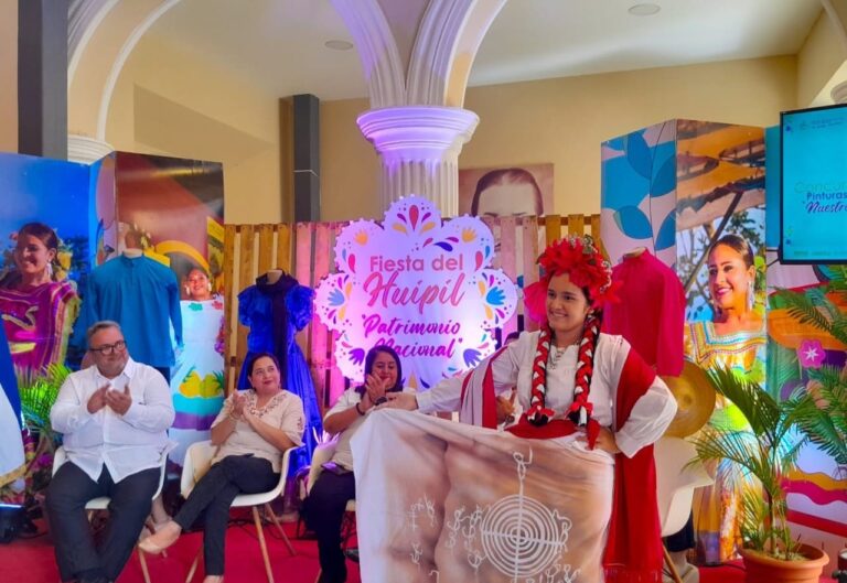Lanzan II Concurso Nacional para el Diseño y Confección de Huipiles Creativos