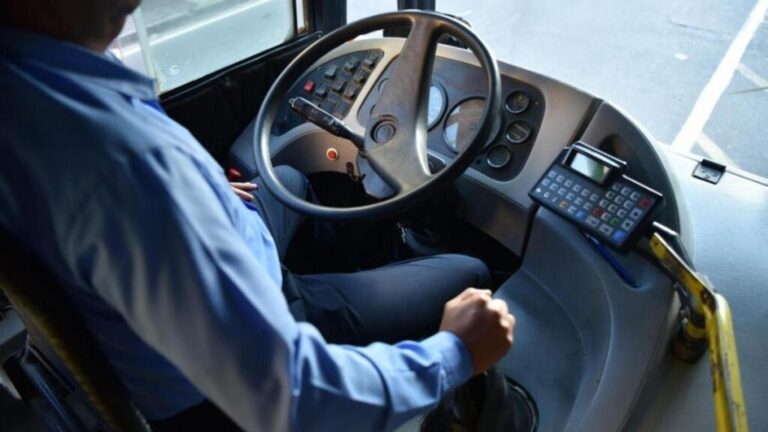 Pasajeros organizan Baby Shower para conductor de un bus