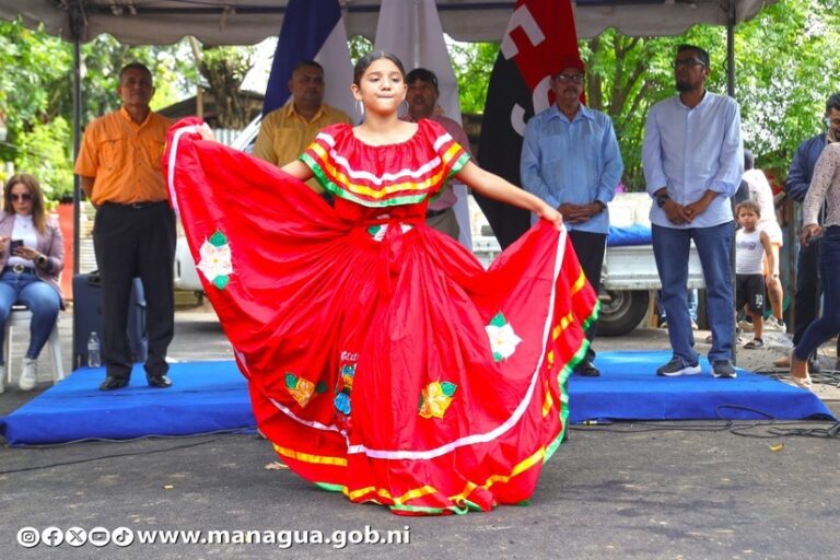 Inauguran cuatro cuadras de calles asfaltadas en el barrio Raúl Cerna
