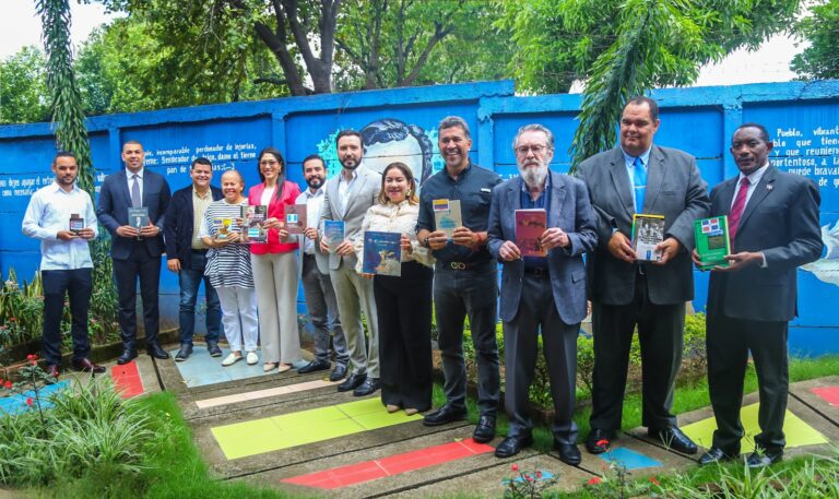 MINED recibe donación de 145 libros por parte de GRULAC