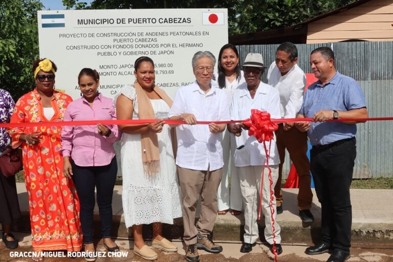 Inauguran andenes peatonales en Puerto Cabezas