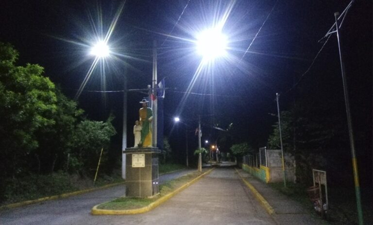 Ejecutan proyecto de luminarias en cementerio de Siuna