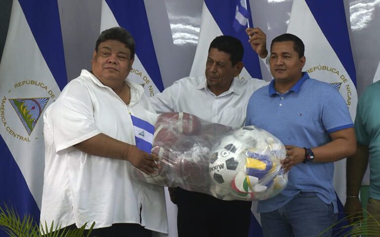 Entregan material deportivo a centros educativos de Managua