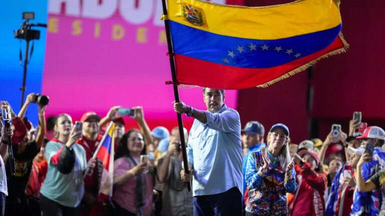 Maduro encabeza marcha en defensa de la paz y la victoria electoral