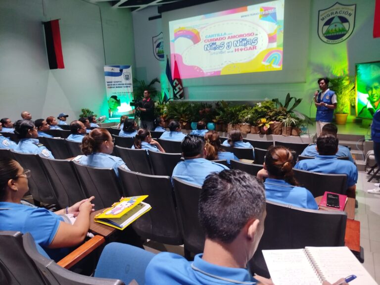 Capacitan sobre Cartilla “Cuido amoroso de niños y niñas de 0-5 años en el hogar”