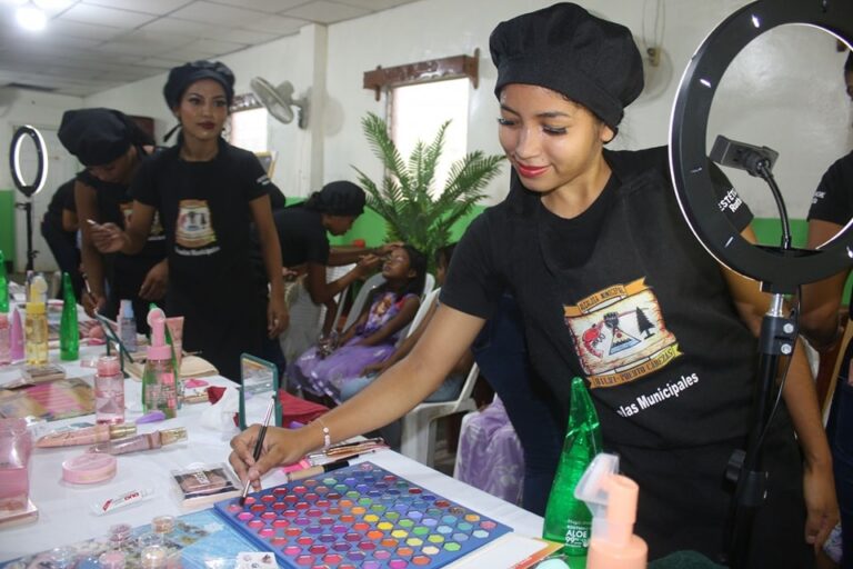 Al menos 30 jóvenes culminan curso de estética facial y corporal 