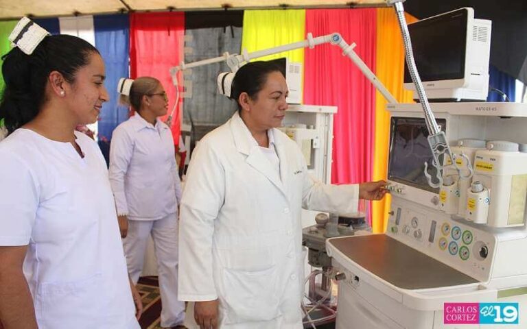 Inicia entrega de 45 máquinas de anestesia a unidades médicas del país