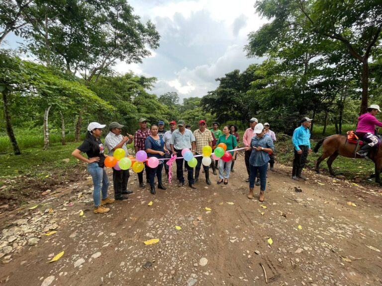 Rehabilitan caminos productivos en El Rama
