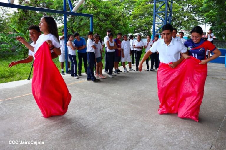 Estudiantes del Colegio Primero de Mayo participan en juegos juveniles