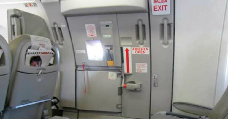 Abre la puerta de emergencia de un avión para salir corriendo