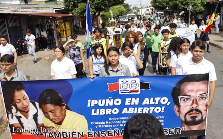Estudiantes saludan el 44 aniversario de la Cruzada Nacional de Alfabetización
