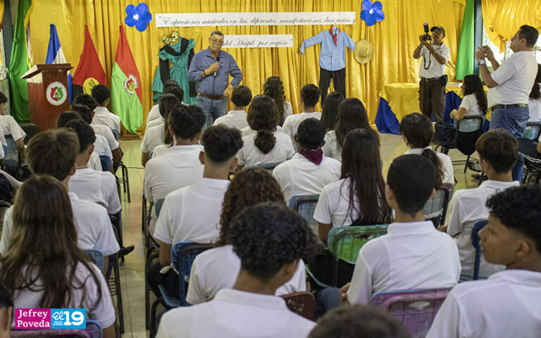 Estudiantes celebran Día Internacional del Folklore