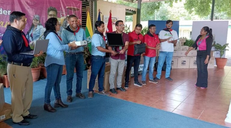 UNA fortalece la Universidad en el Campo con equipos tecnológicos