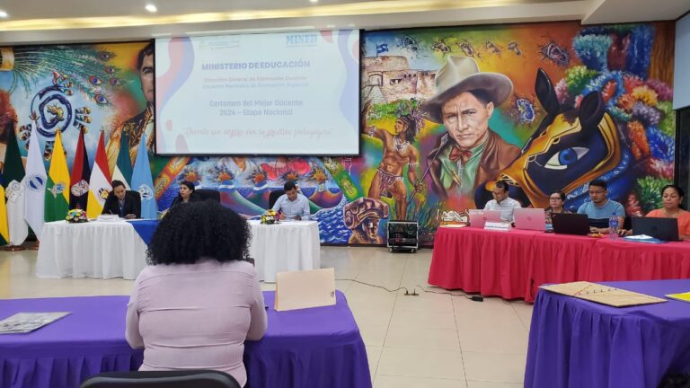 Un total de 16 docentes demuestran sus talentos y habilidades