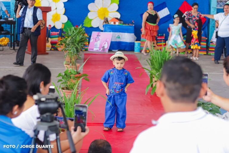 Niños participan en pasarela de huipiles regionales y locales