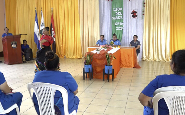 Privadas de libertad participan en conversatorio en saludo a las fiestas patrias