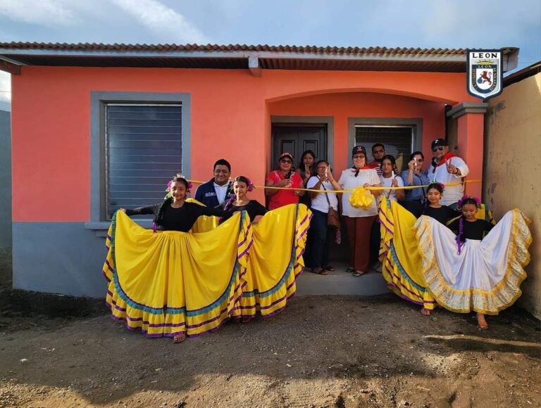 Entregan viviendas y actas de lotes a familias de León