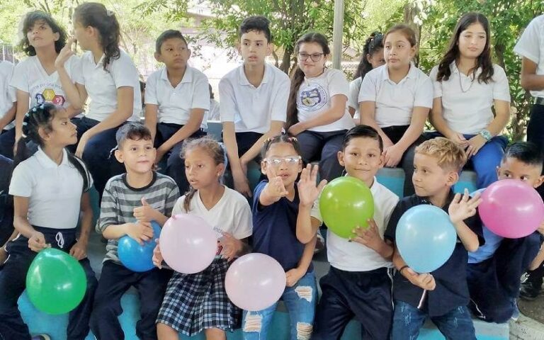 Estudiantes del centro Melania Morales disfrutaron de una Mañana de Colores