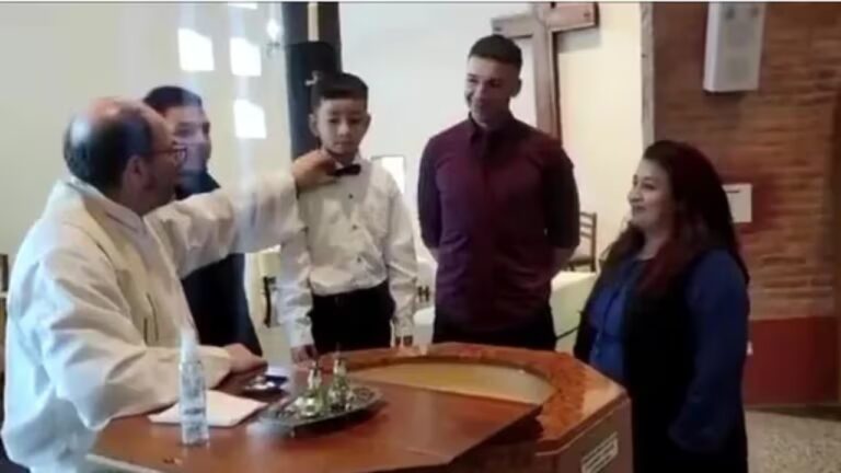 En un bautismo le preguntan a niño si quiere ser cristiano y responde “Messi”