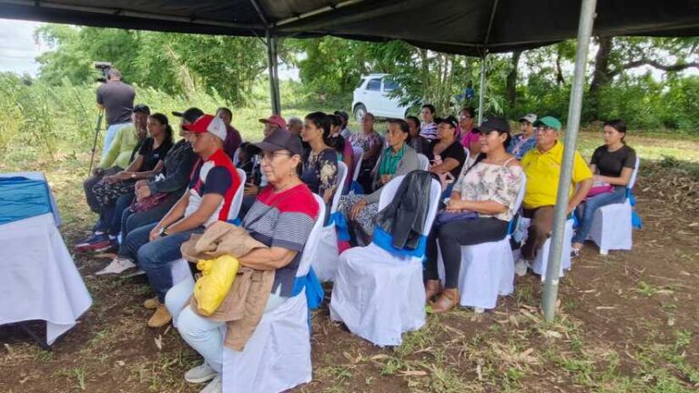 Capacitan a productores para la preparación de la tierra