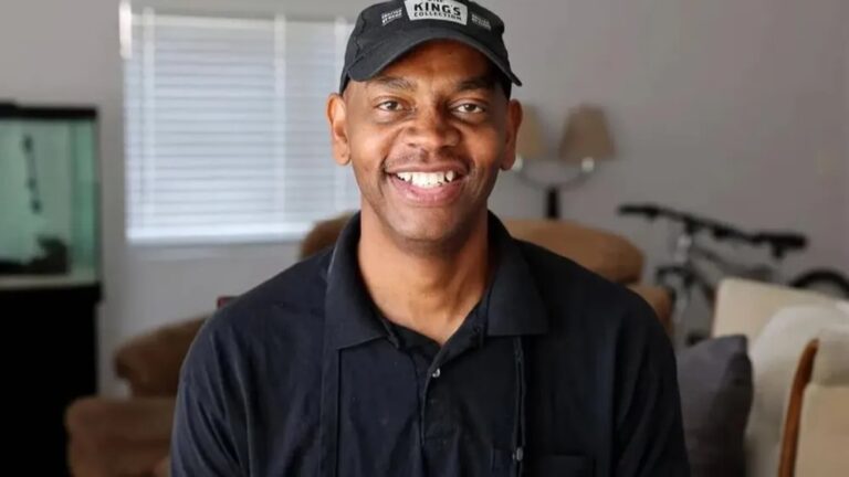 Después de 27 años de laborar en una empresa recibe una mochila de premio