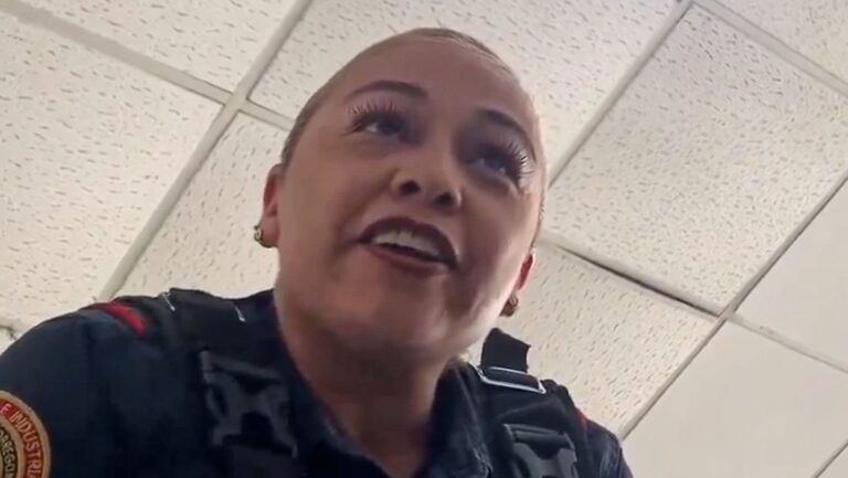 Policía de México es grabada intimidando a un hombre que había sido detenido