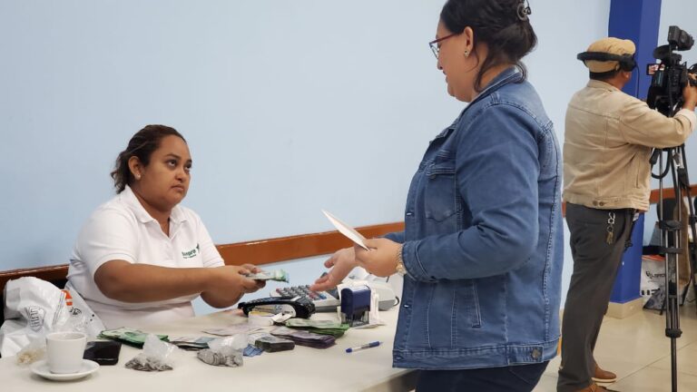 Trabajadores del MINED reciben su salario de Septiembre 
