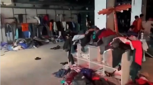 Lleno de saqueos y vandalismo, terminó la inauguración del de Dream Bazaar Mall ubicado en un centro comercial en la ciudad pakistaní .