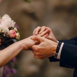 Una cantante argentina furiosa y herida se venga de su exnovio en su boda.