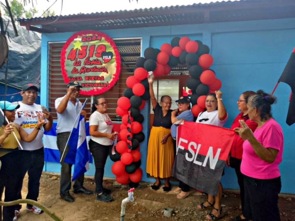 autoridades mejoraron la calidad de vida de las familias de esta localidad, con la entrega de las llaves de sus nuevas viviendas.