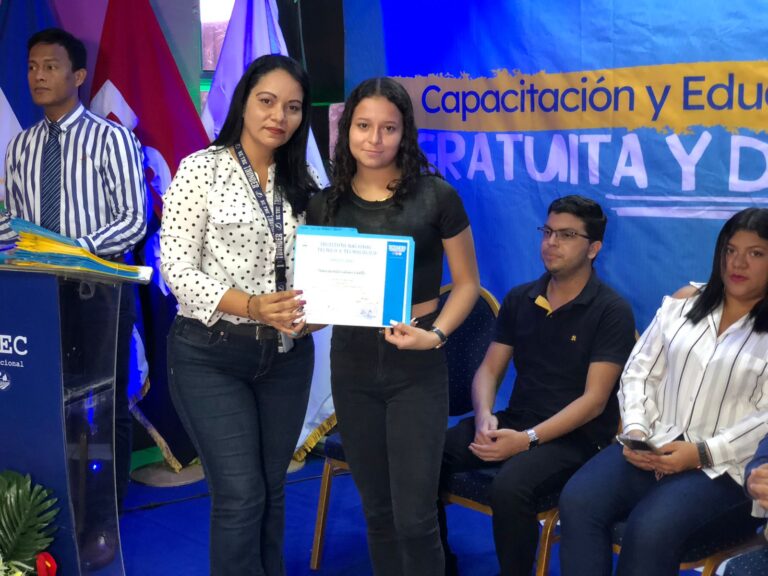 Protagonistas finalizan cursos de inglés y chino mandarín