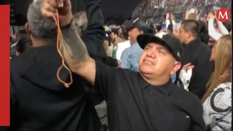 Tira las cenizas de su amigo durante un concierto