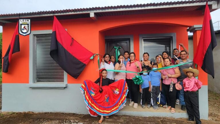 Alcaldía de León entrega 7 viviendas