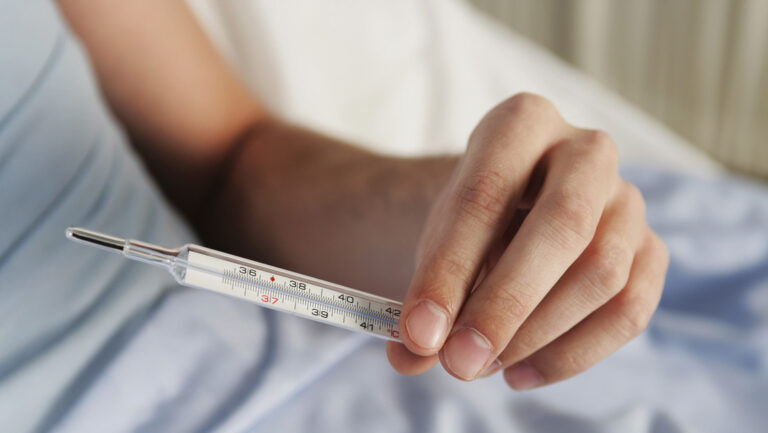 Fallecen 15 personas por brote de fiebre