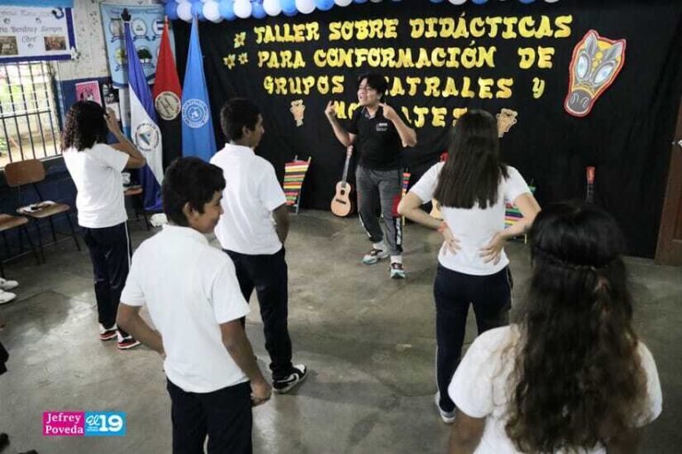 MINED capacita en arte de teatro