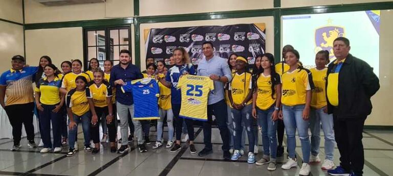 Entregan uniformes a equipo de fútbol femenino Managua FC