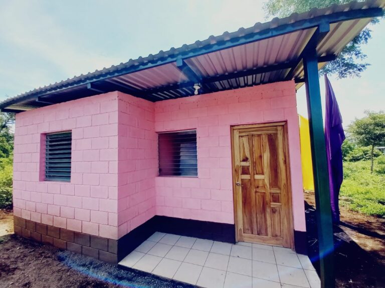 Cinco familias reciben llaves de sus viviendas en Carazo