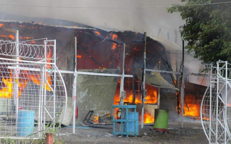 Gobierno envía su solidaridad a propietarios de venta de pólvora afectados por incendio