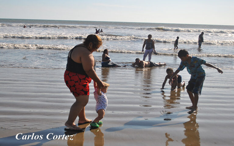 Familias disfrutan de las playas de Pochomil y Masachapa