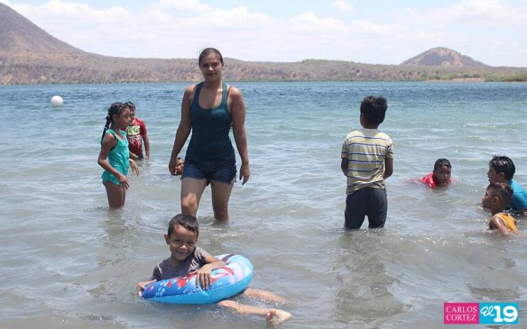 Turistas disfrutan su fin de semana en Xiloá