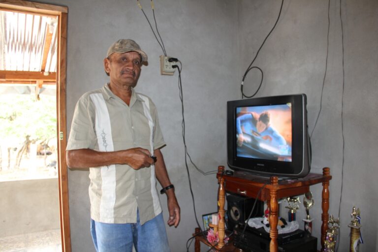 Inauguran proyecto de electrificación en San José de Los Remates