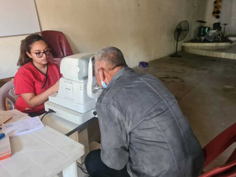 Realizan Feria Oftalmológica en el barrio Enrique Smith