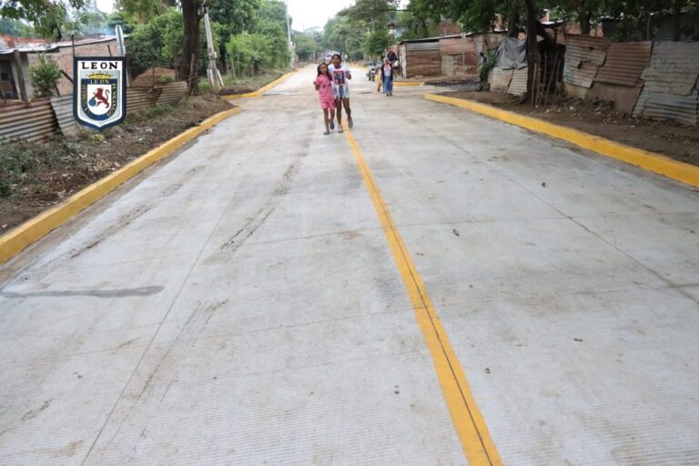 Inauguran calles de concreto hidráulico en León