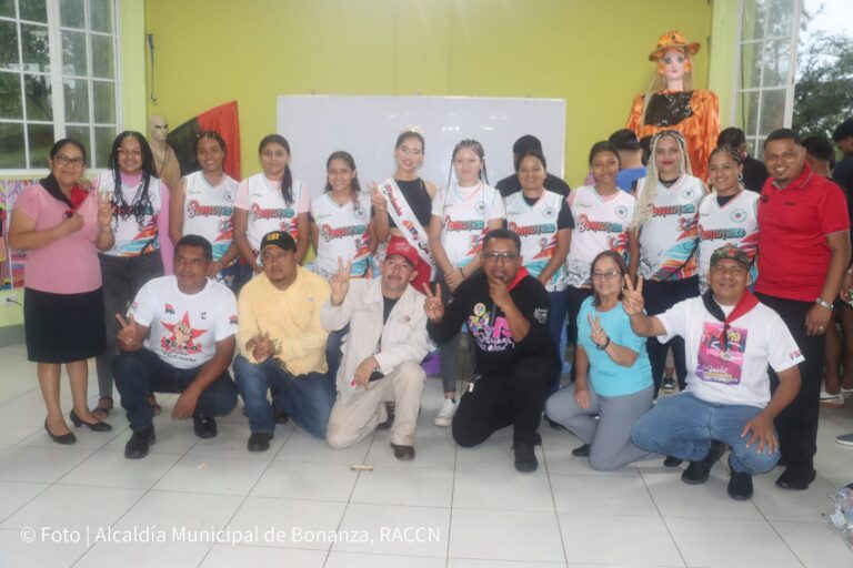 Entregan uniformes a equipos femeninos y masculinos de baloncesto