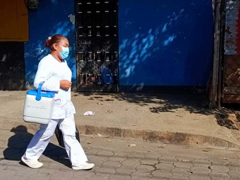 Familias del barrio Hilario Sánchez se vacunan contra la Covid 19